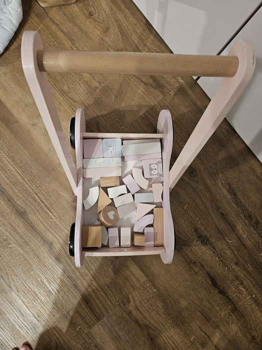 Wózek pchacz drewniany z klockami