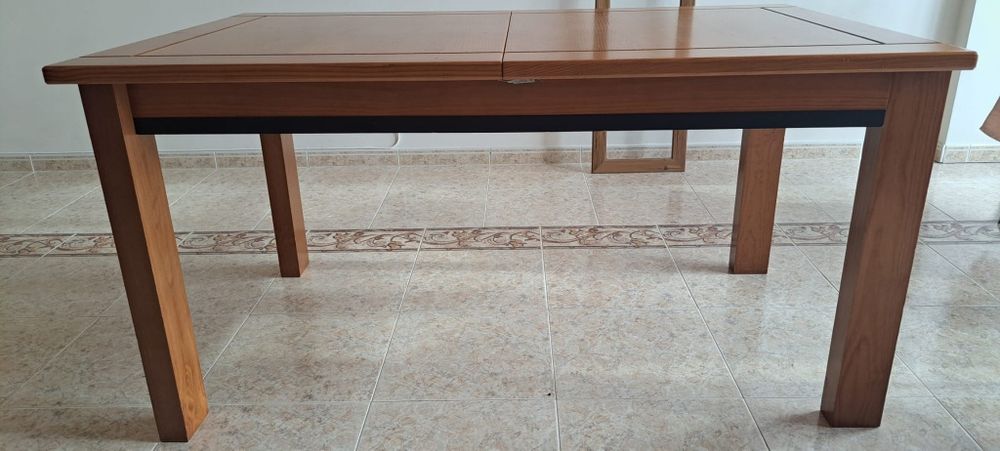 Mesa de jantar em madeira