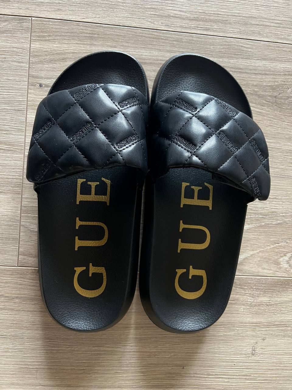 Женские тапочки Guess.