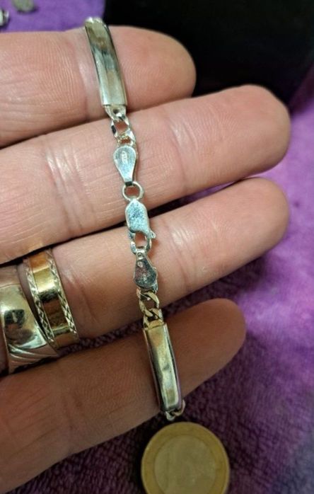 Conjunto em prata contrastada.