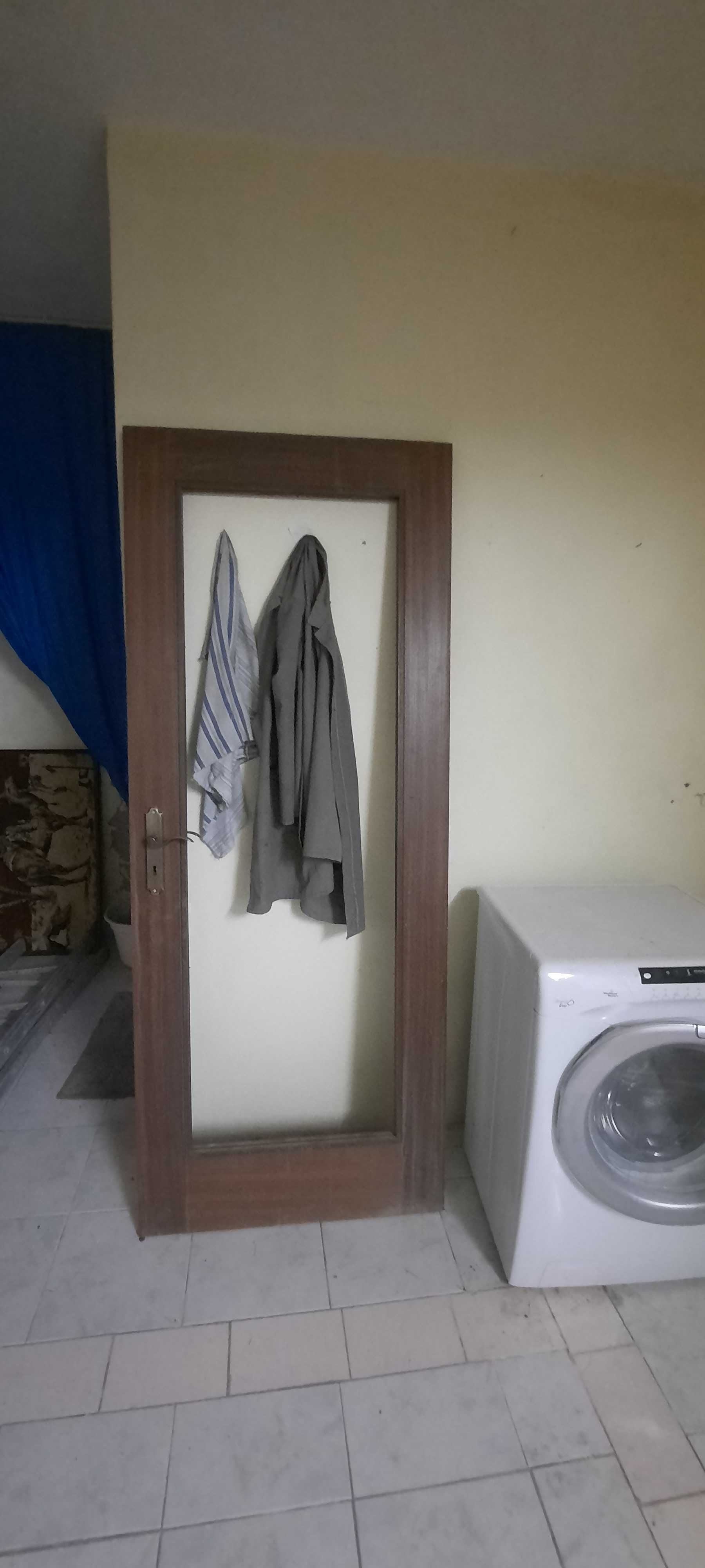 Várias portas de madeira maciças