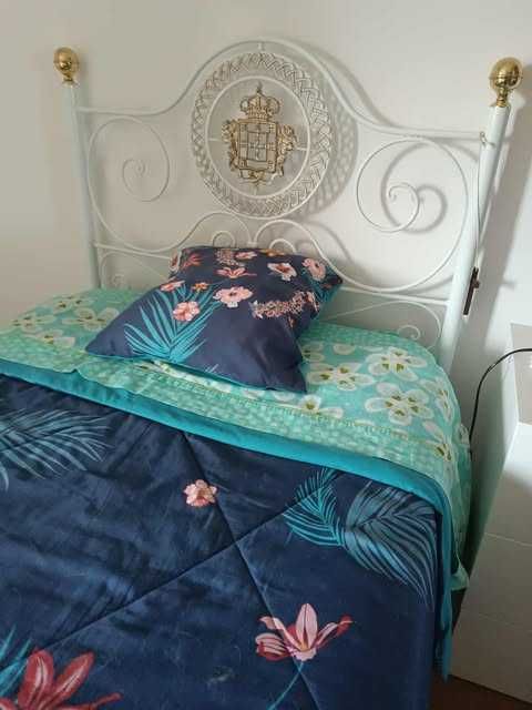 Cama individual em ferro coroa de rei