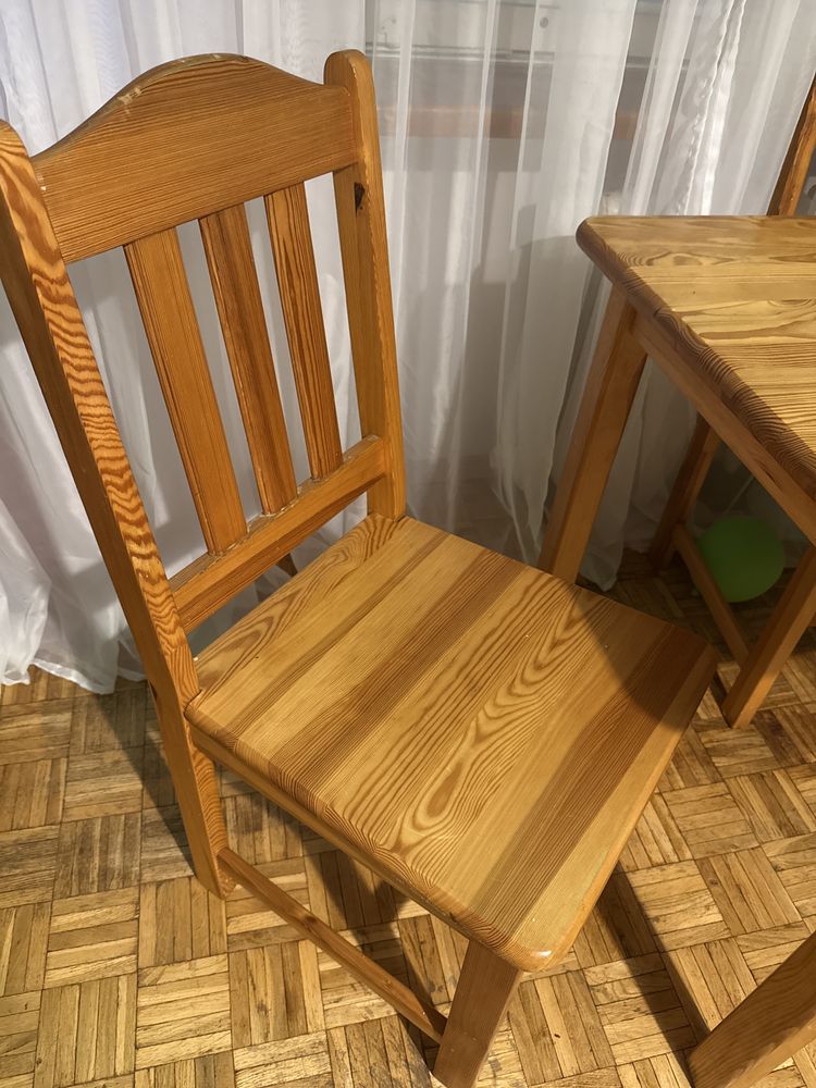 drewniany stół z trzema krzesłami