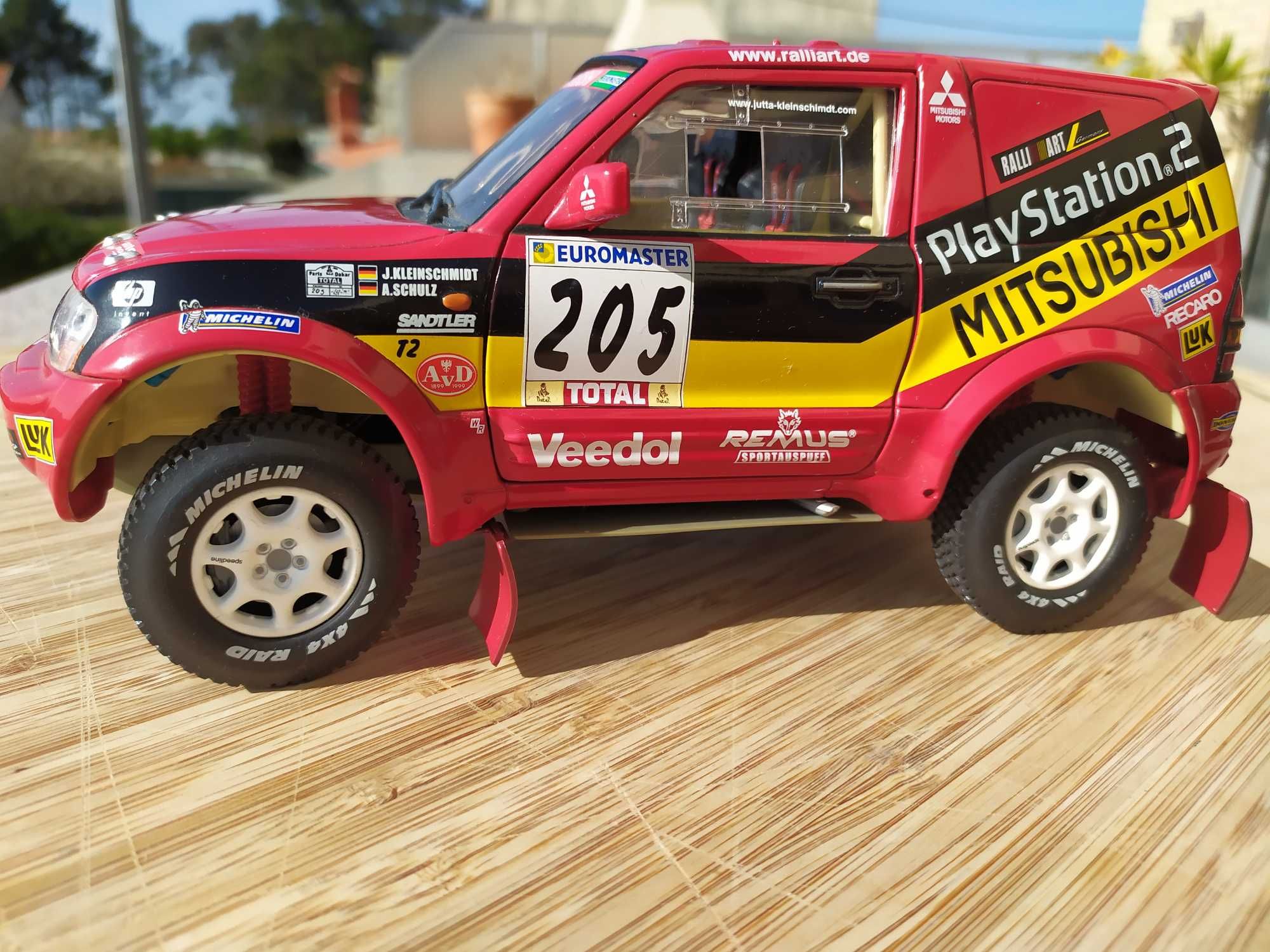 Miniatura 1/18 da SOLIDO- Mitsubishi Pajero, Dakar 2001