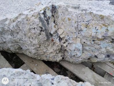 Bryły granitowe z minerałami