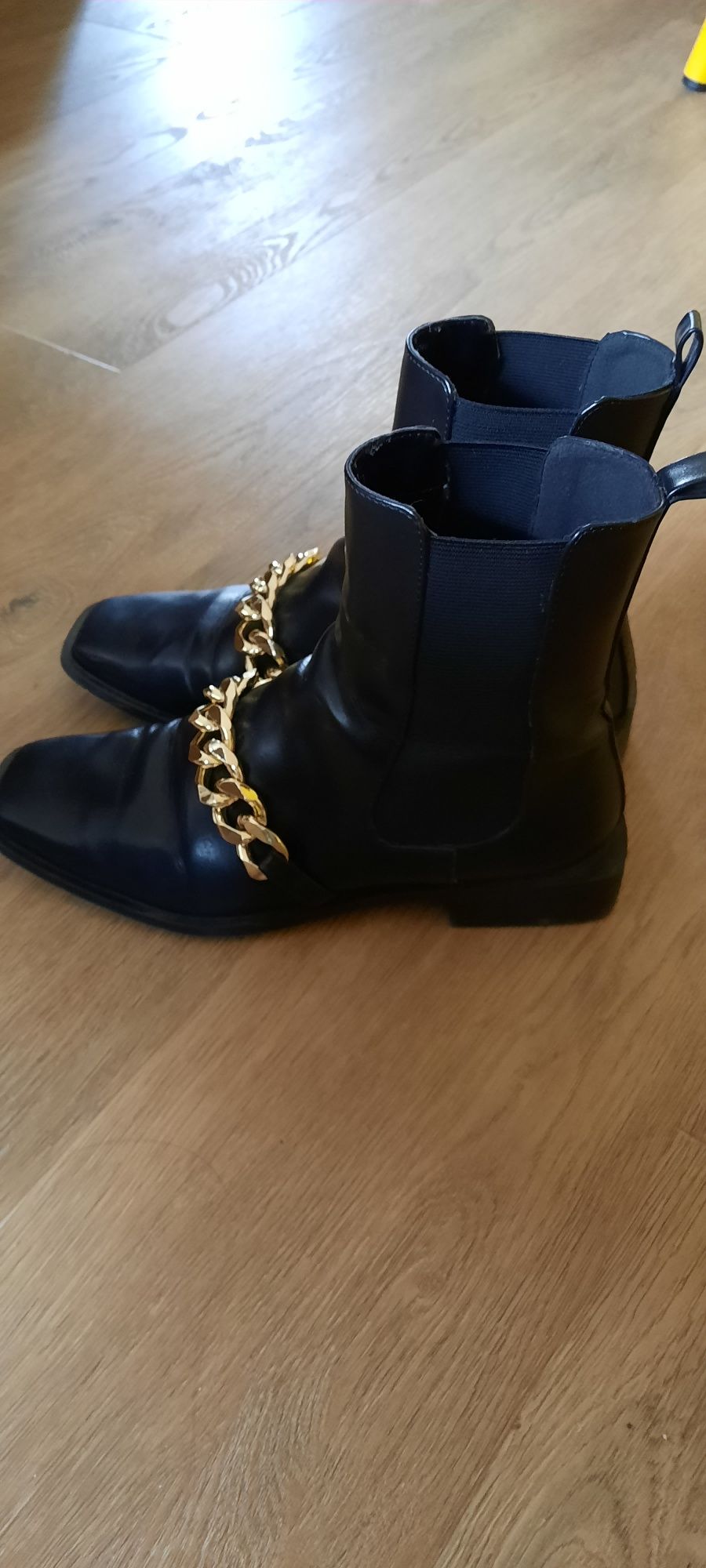 Botas em pele com corrente Zara