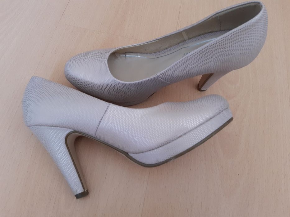 Sapato fechado cor neutra