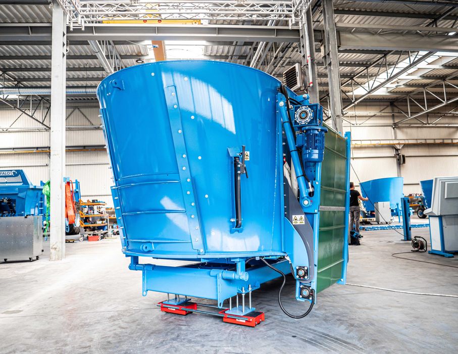 Elektryczny Stacjonarny Wóz Paszowy EUROMILK Rino FX800 HD (8m3)