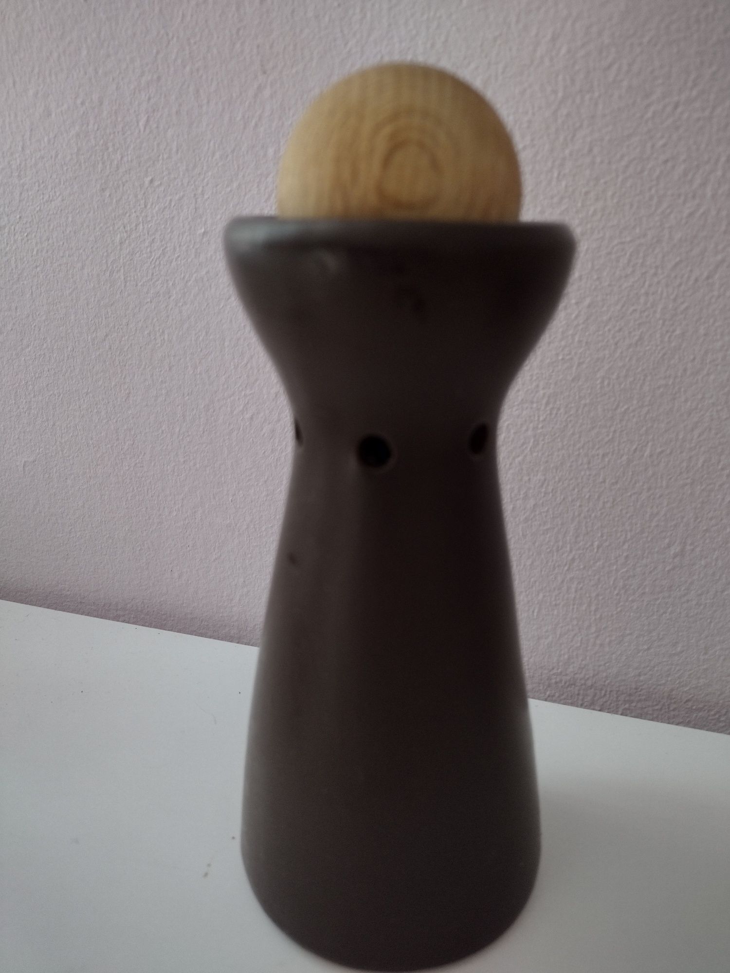 Ceramiczny,kamionkowy kominek z kulą zapachową