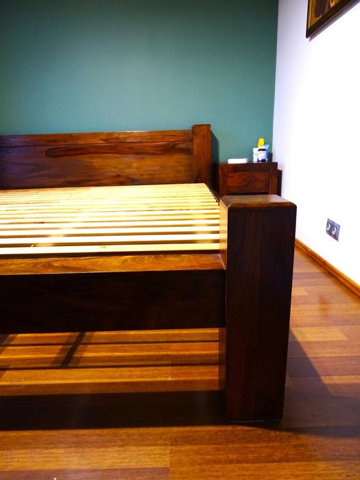 Indyjskie łoże i szafki z litego drewna w stylu kolonialnym AlmiDecor