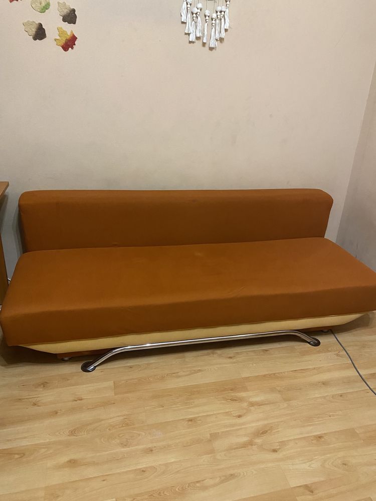 Rozkładana sofa z pojemnikiem na pościel