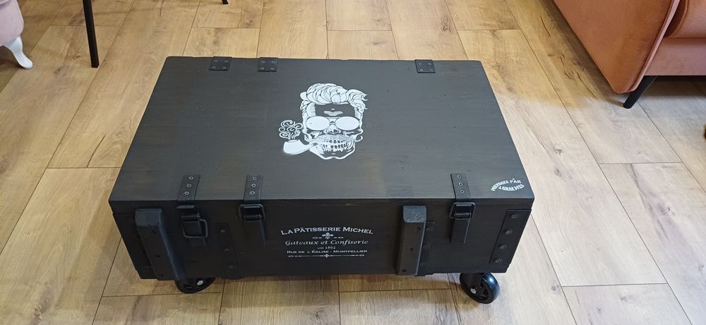 Dizajnerski stolik na kółkach ze skrzyni po amunicji