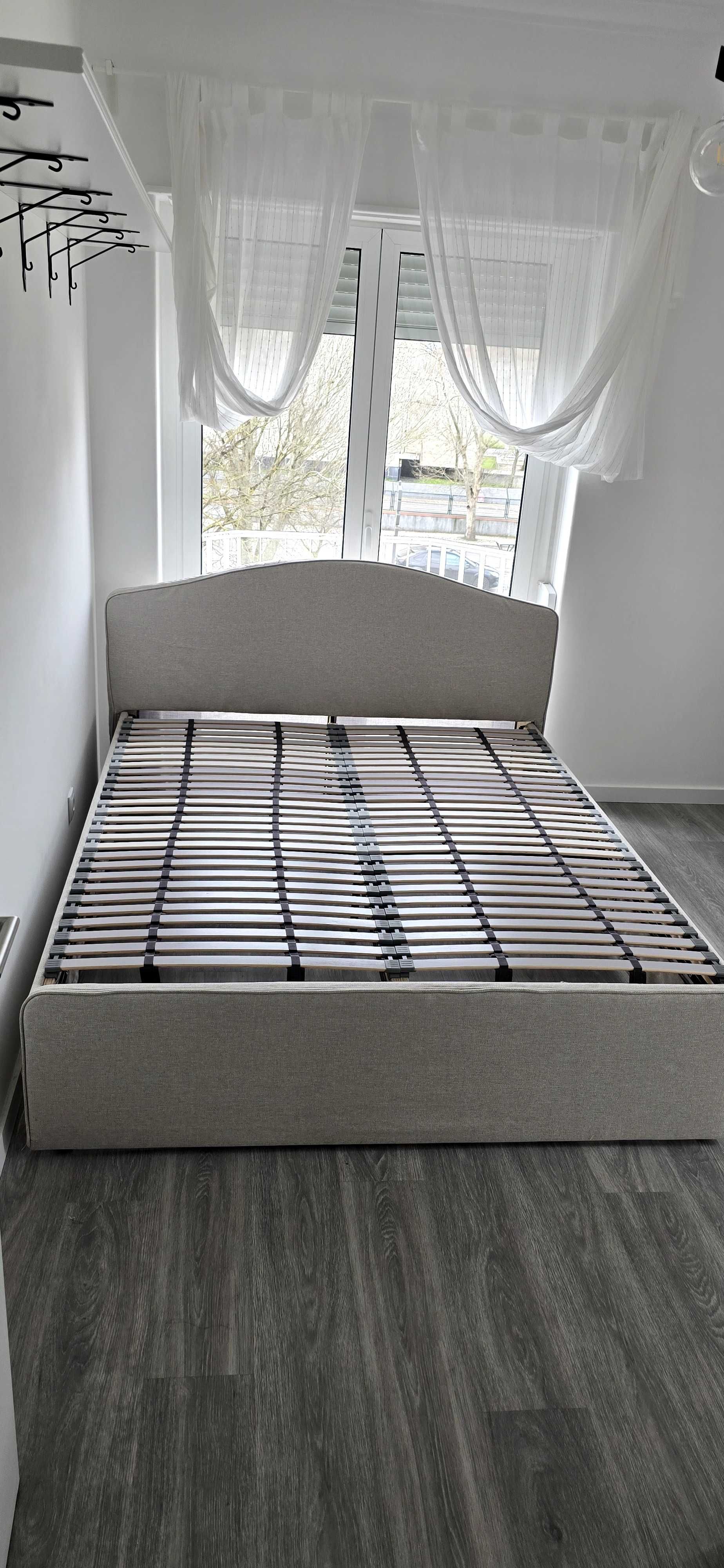 Cama de casal estufada nova