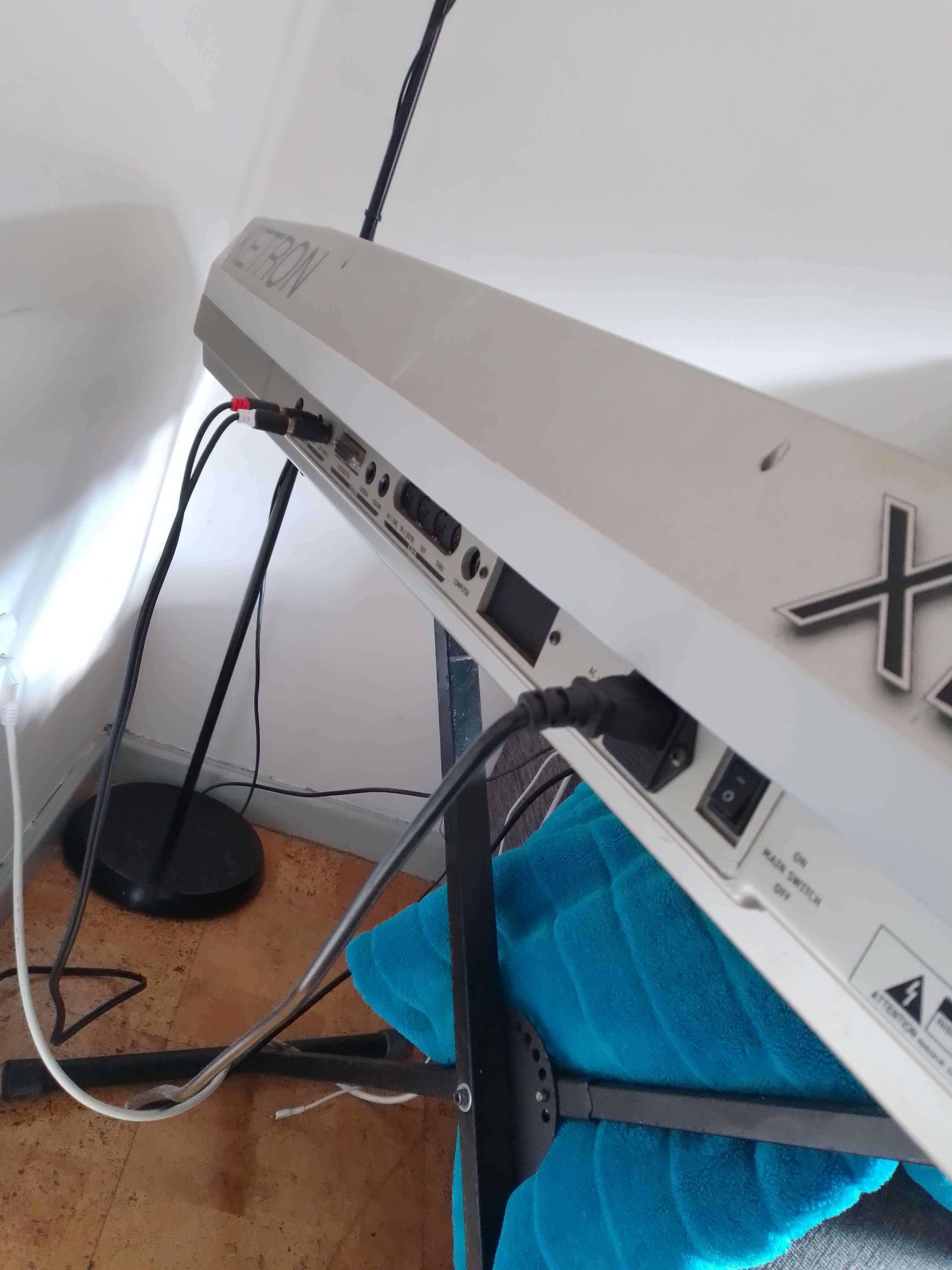 Vendo teclado Ketron XD9 em muito bom estado