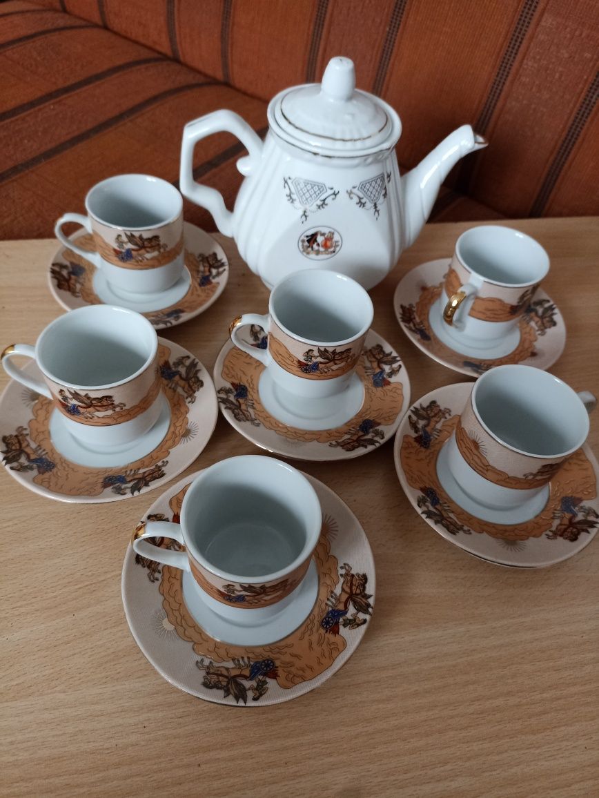 Sprzedam kompletny mini zestaw filiżanek z czajniczkiem z porcelany.