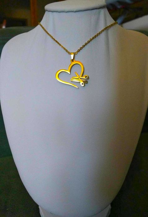 Colar Aço Dourado c/ Tesoura e Pente no Coração Cabeleireira NOVO