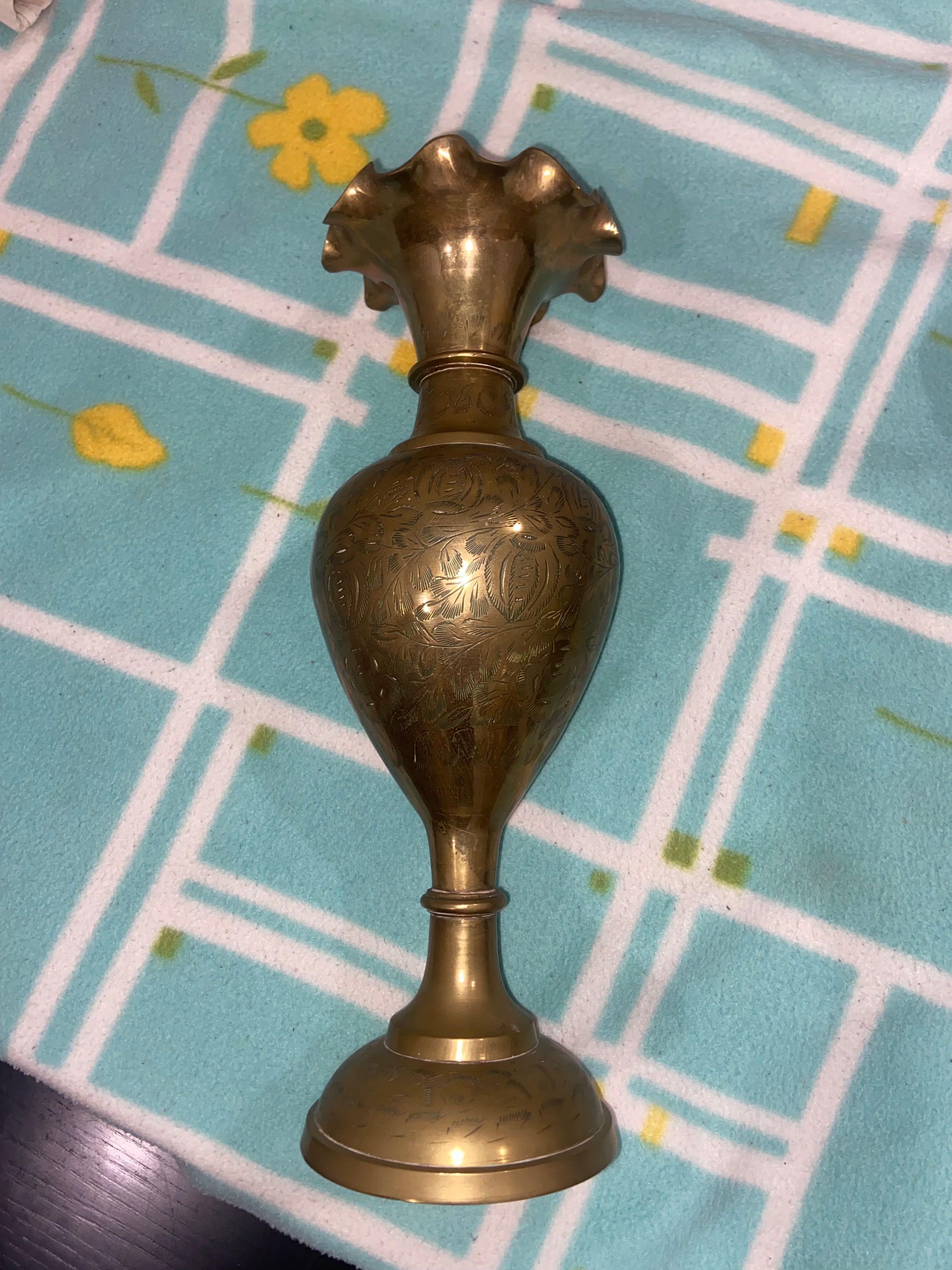 Vaso ou jarro decorativo liga de cobre e zinco gravado à mão