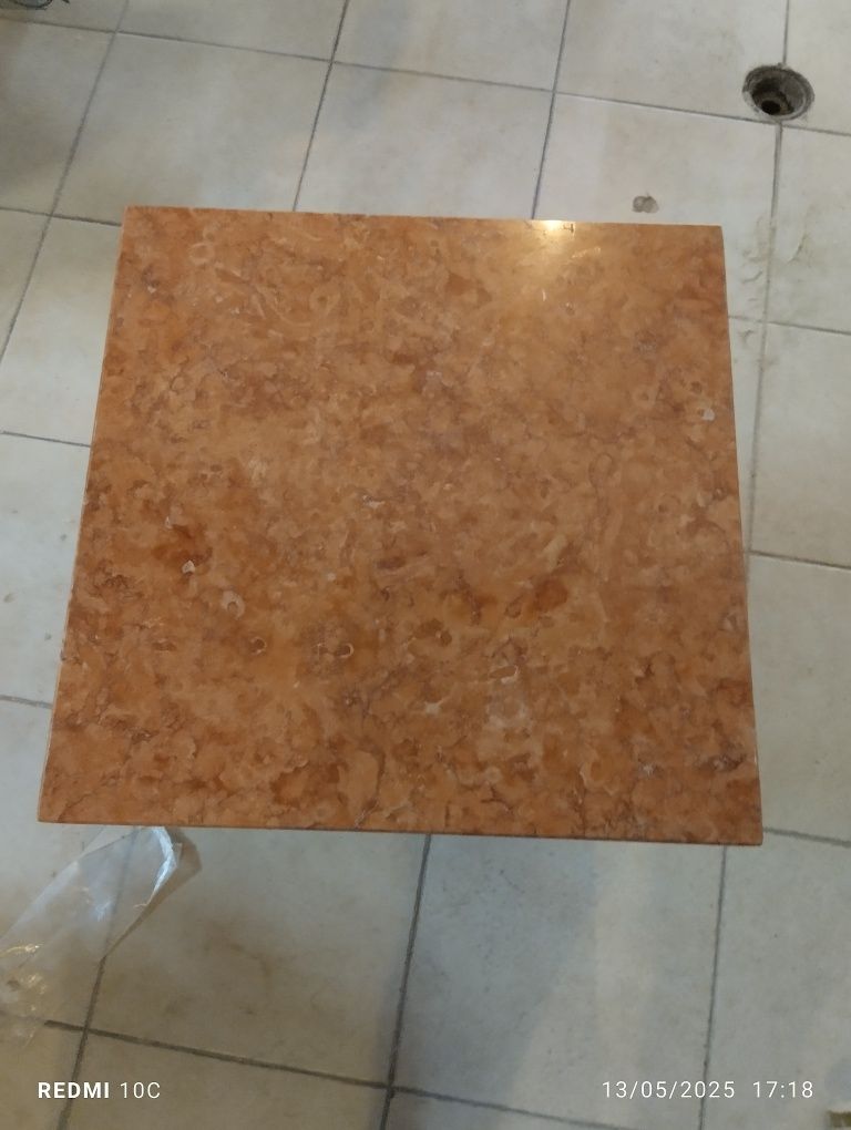 Mesas em mármore vermelho
