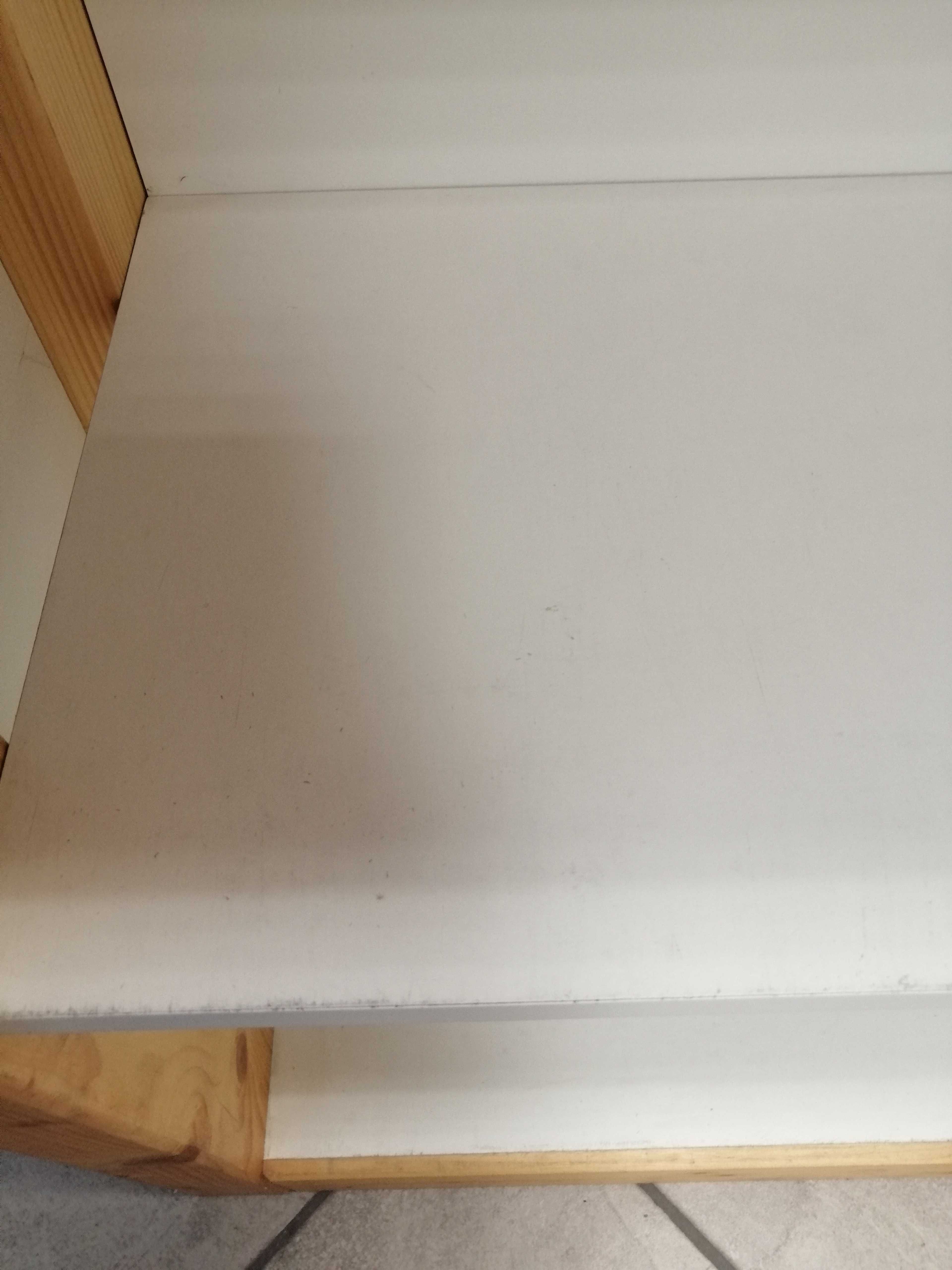 Regał mały 60 x 30 x 75 cm z elementami z litego drewna