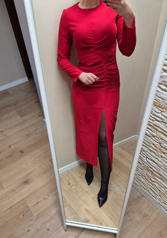 Dopasowana drapowana sukienka midi Zara z rozcięciem