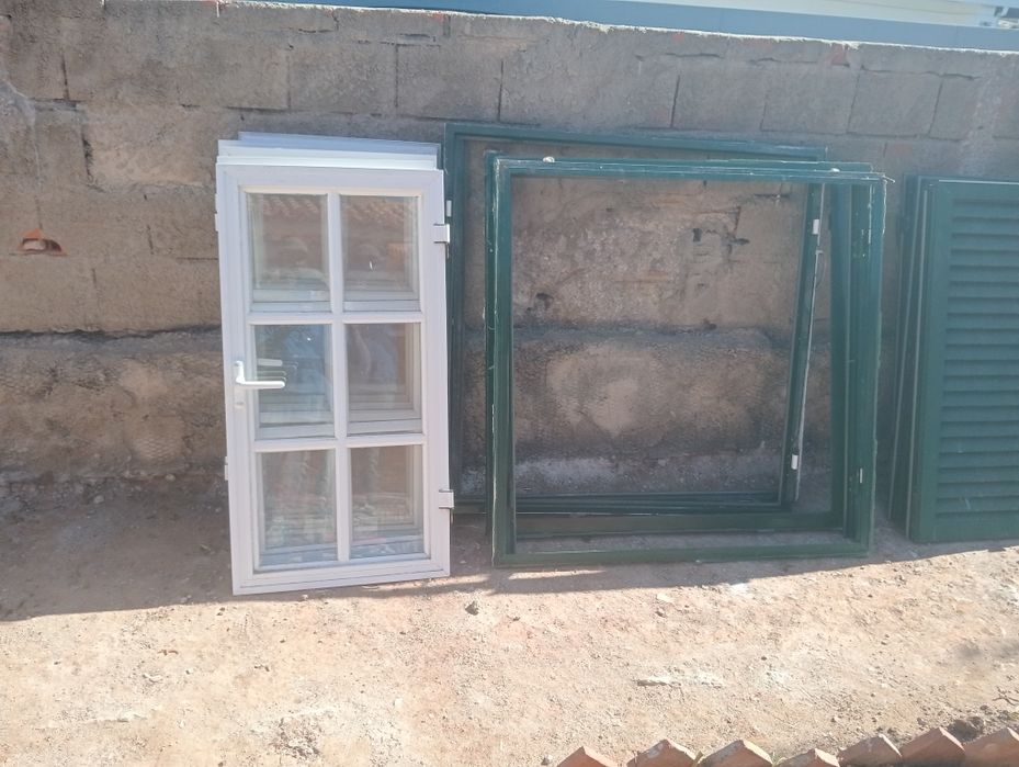3 janelas e portadas branco e verde