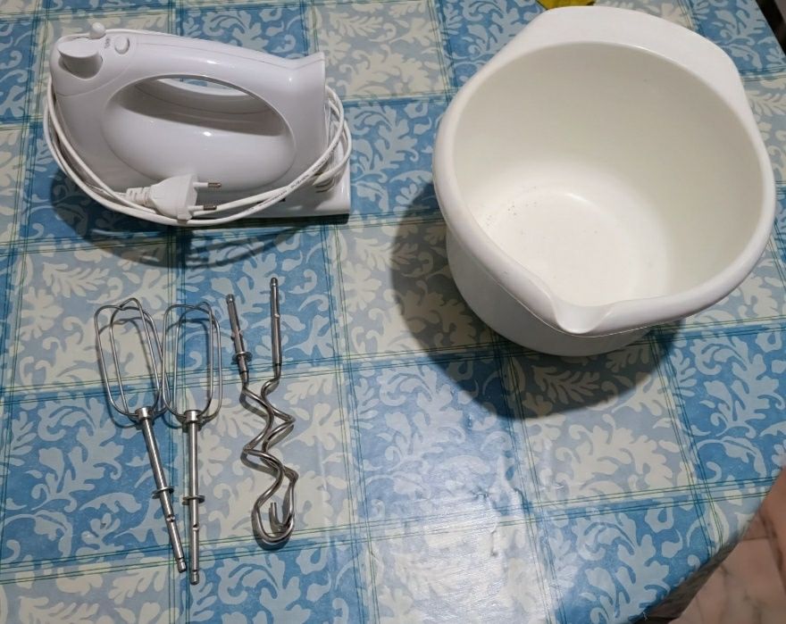 Batedeira elétrica com taça