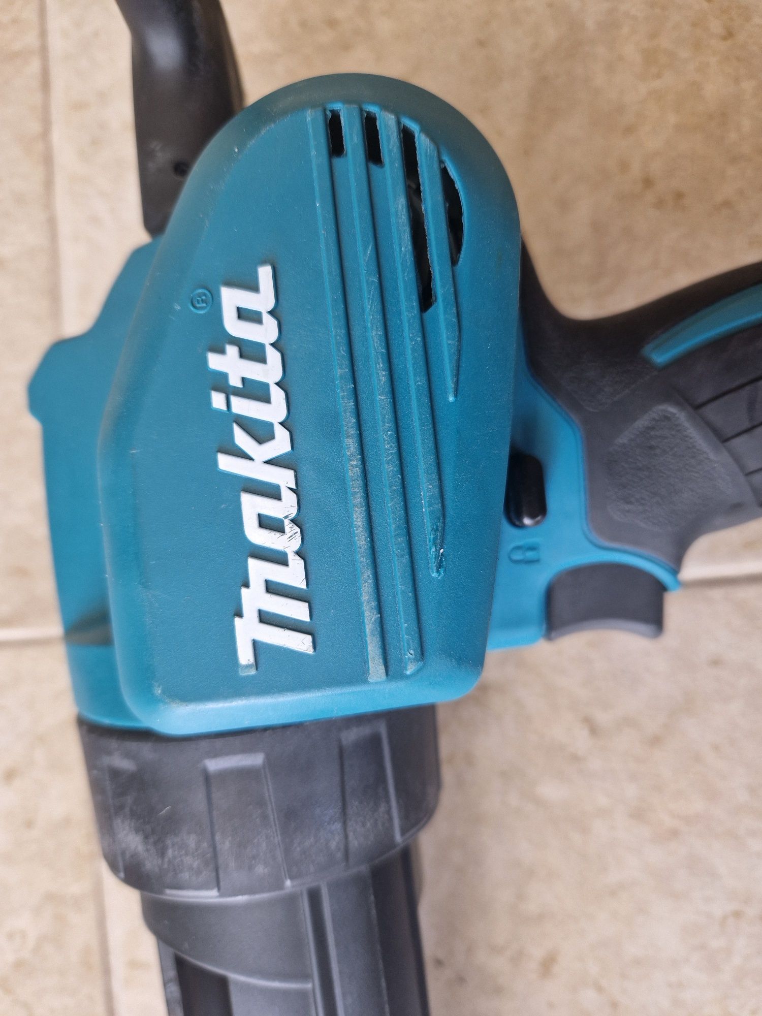Pistola de silicone a bateria makita
