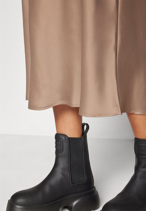 Spódnica trapezowa z satyny Yas XL