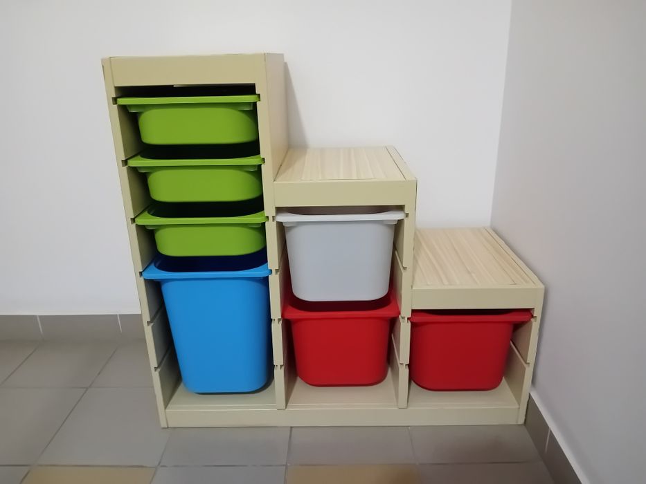 Regał IKEA z pojemnikami