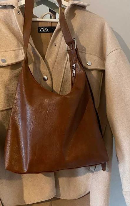 brązowa torebka na ramie regulowana zapinana na zamek shopper hobo