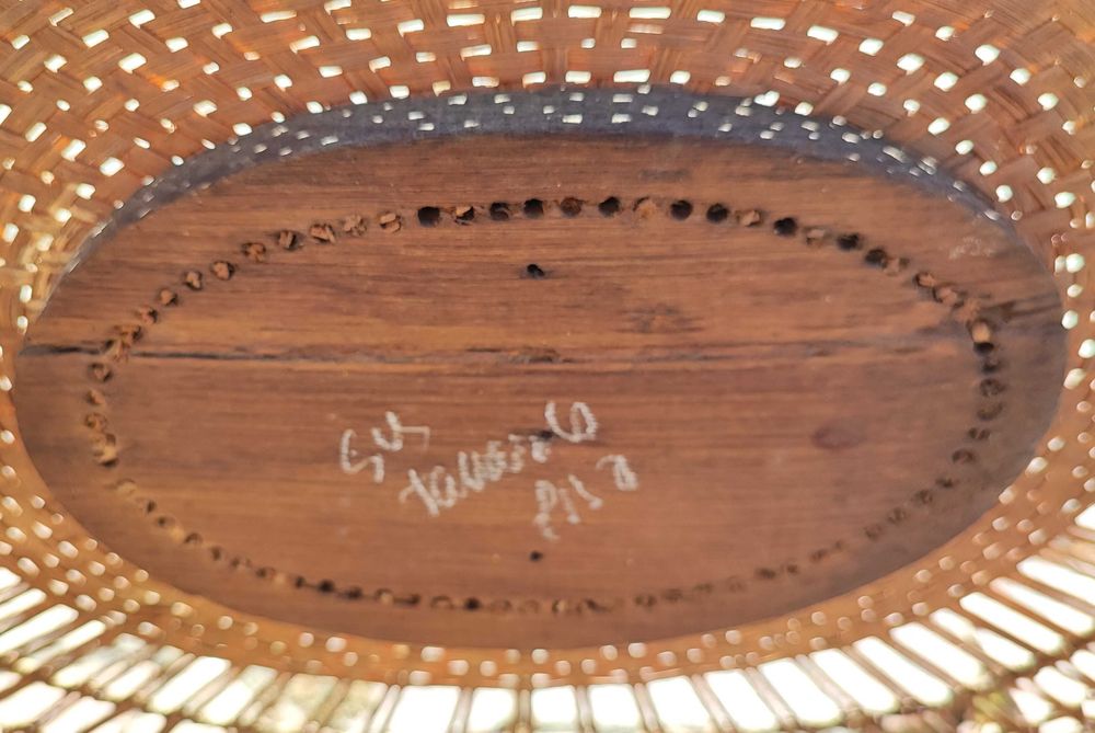 Mesa com tampo em palha muito antiga