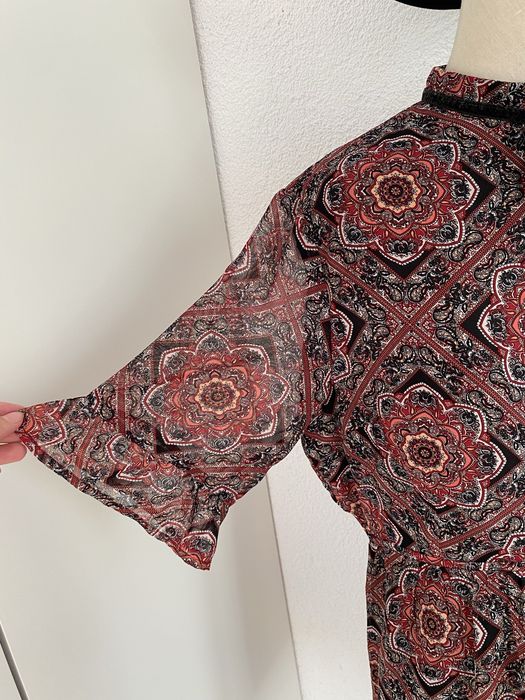 Elegancka sukienka w geometryczne wzory z krótkim rękawem BOOHOO 44