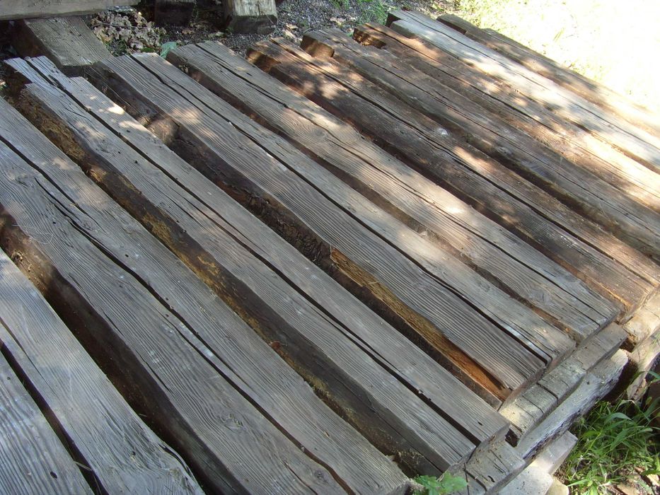 Bale, belki drewniane, stare drewno