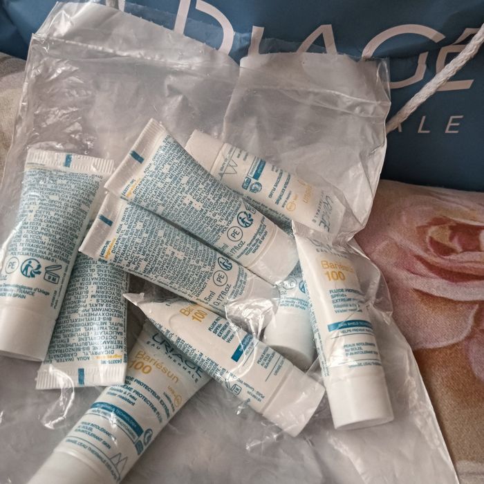 Uriage zestaw kosmetyków miniaturek do pielęgnacji twarzy