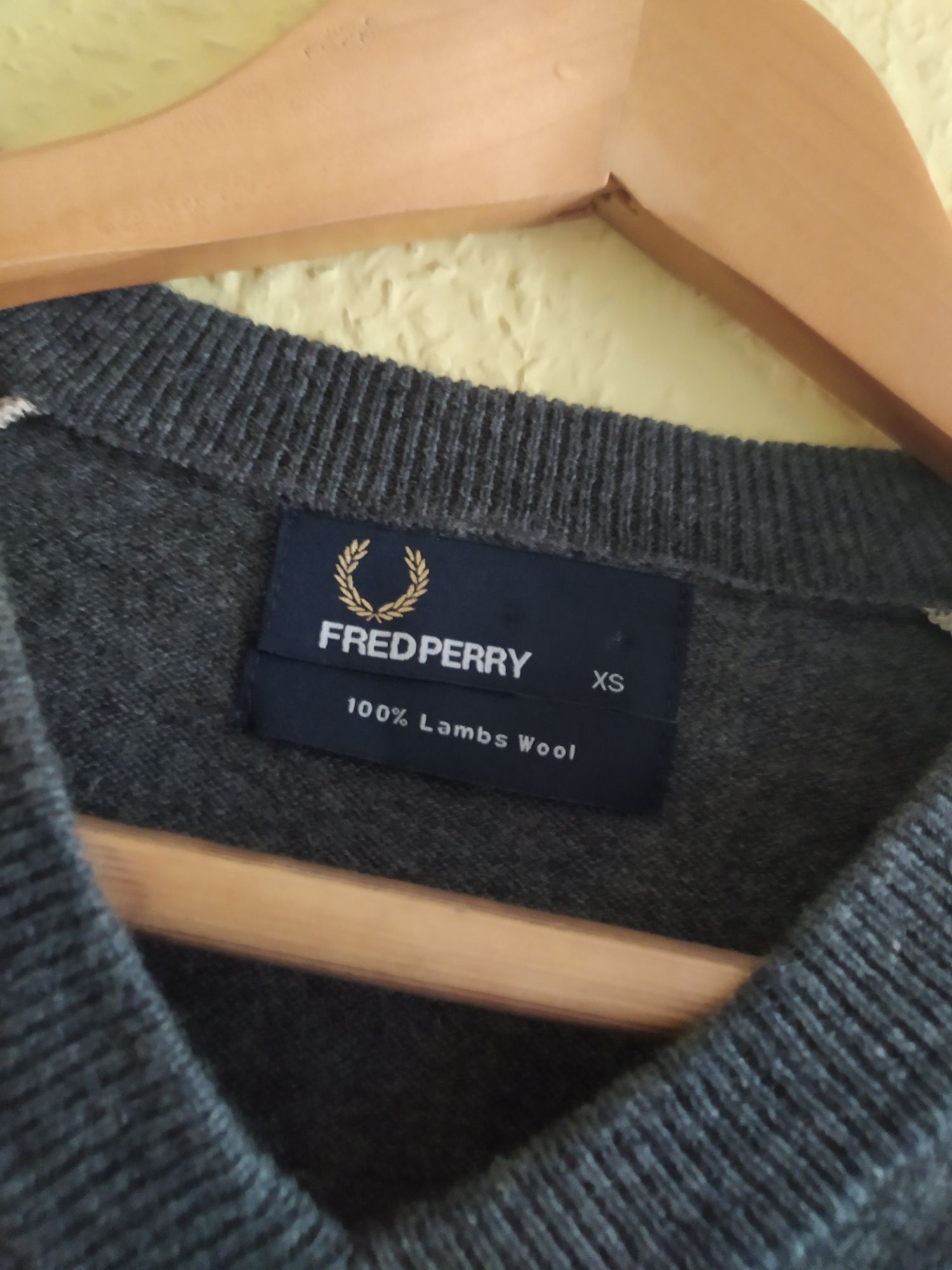 Sweterek, Fred Perry 100% wełna jagnięca r. S Dekolt w serek.