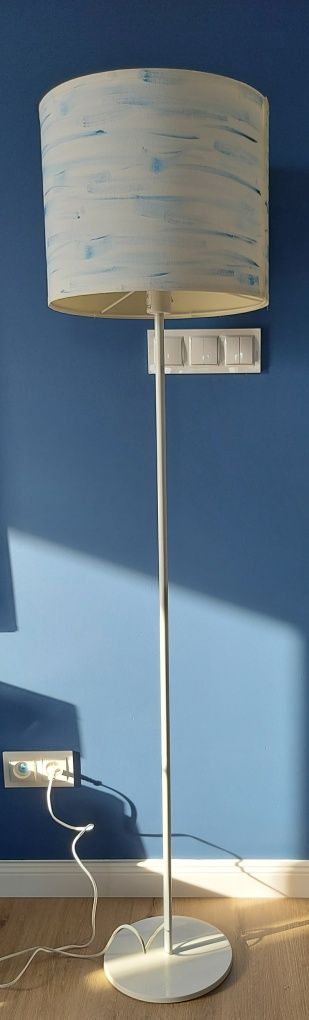 Biała lampa Ikea ręcznie zdobiona