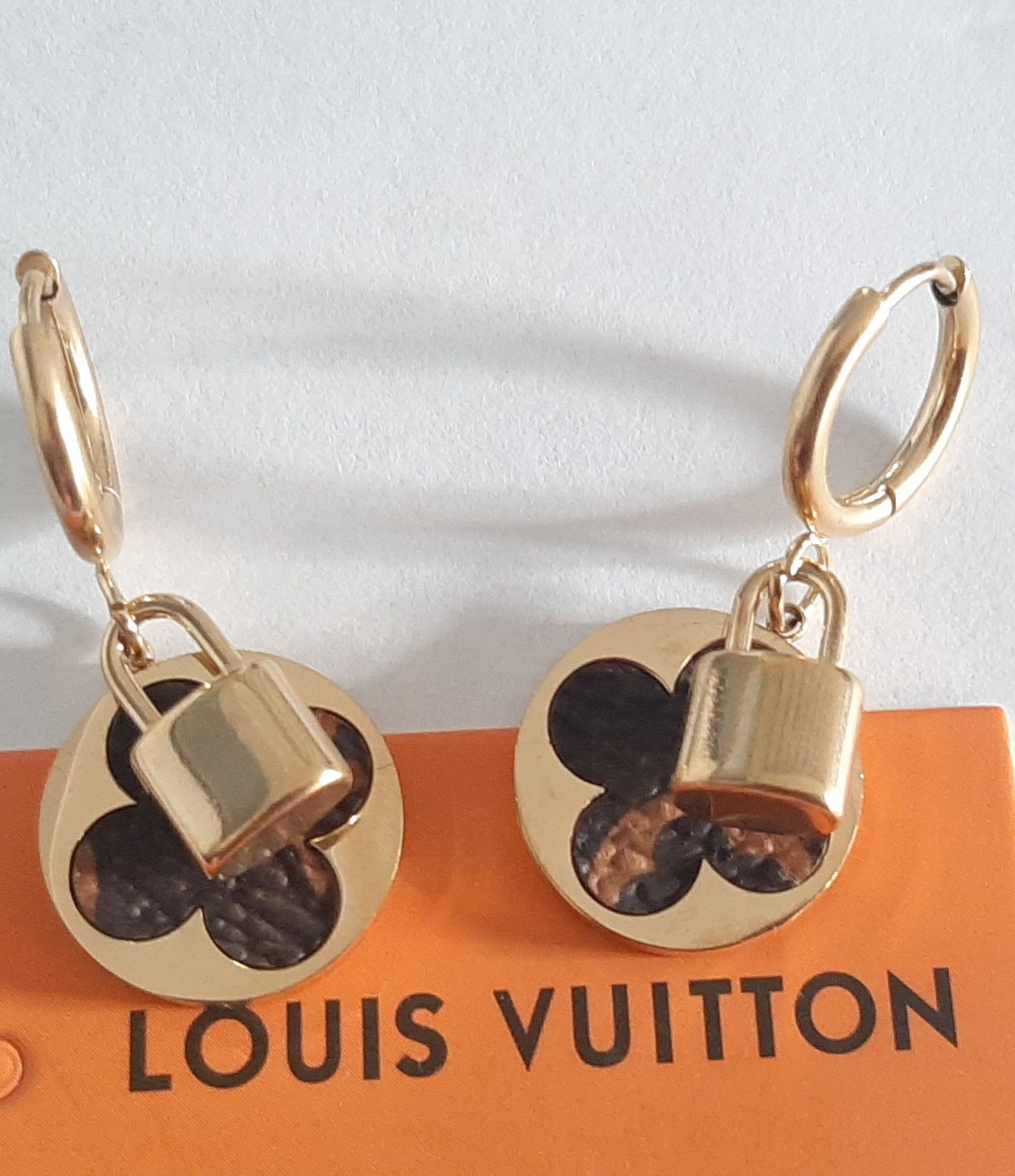 Złote wiszące kolczyki wzór Louis Vuitton Cudo