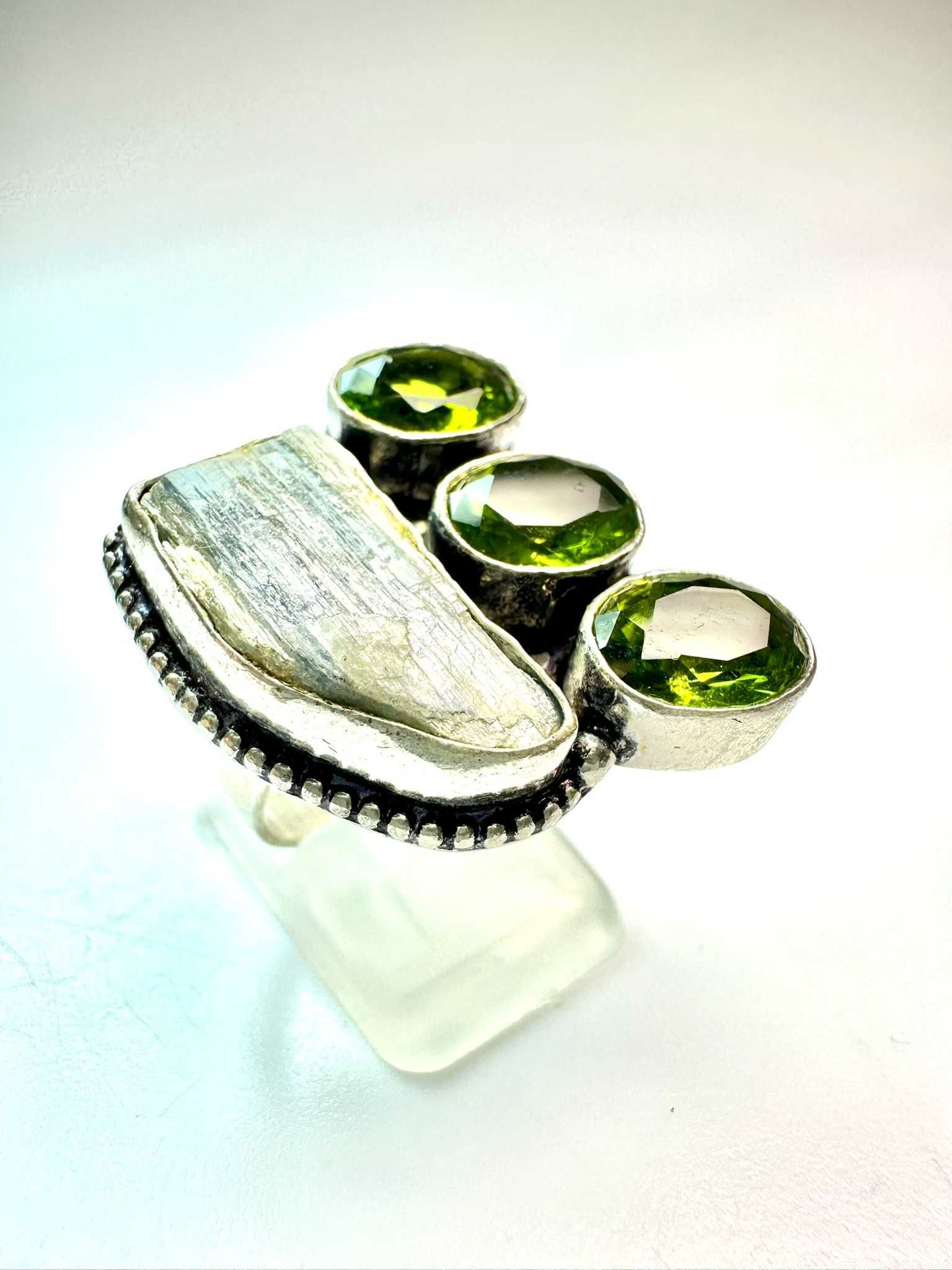 Pierścionek z kamieniami naturalnymi , 
 kyanit, peridot. Próba 925