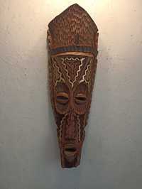 Enigmática máscara de arte africana.
