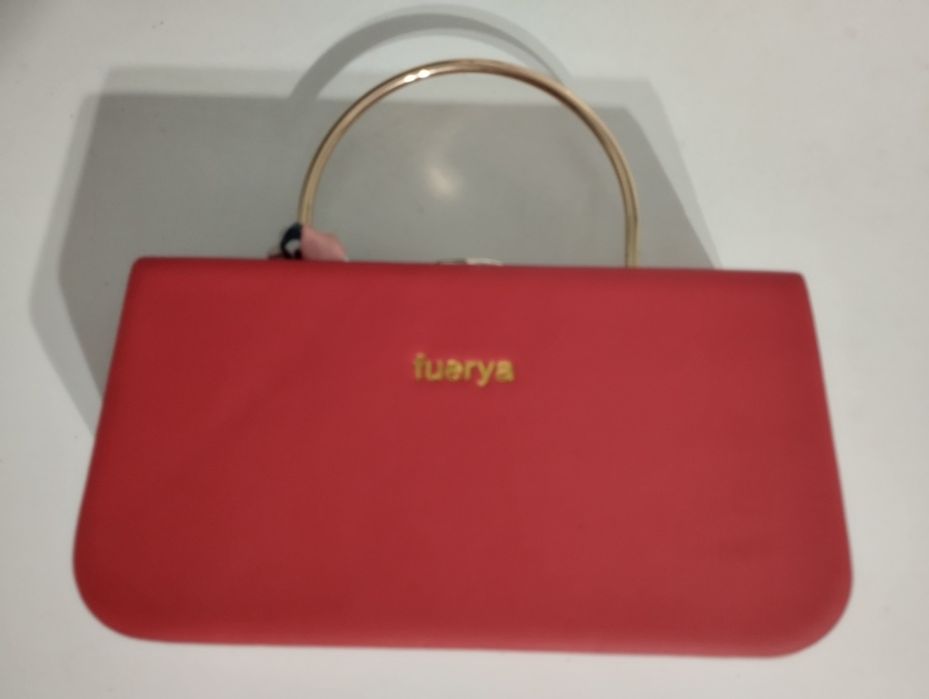 Жіноча шкіряна червона клач-сумочка з золотим ланцюжком