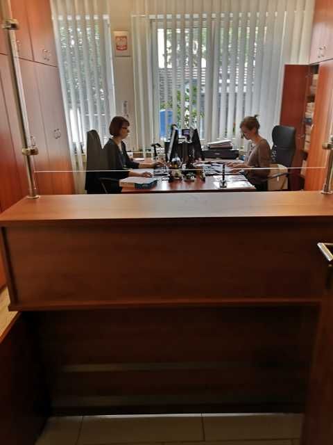 Lada recepcyjna/biurko z szybą ochronną w kol. gruszka, calvados 140cm