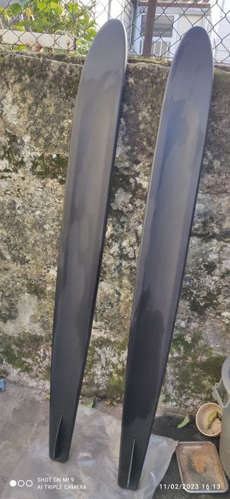 Skis com colete em bom estado