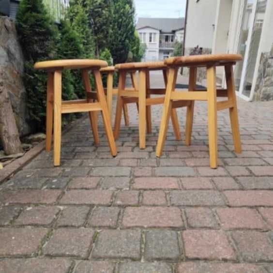 Drewniane taborety 50 cm – solidne, dostępne wiele sztuk