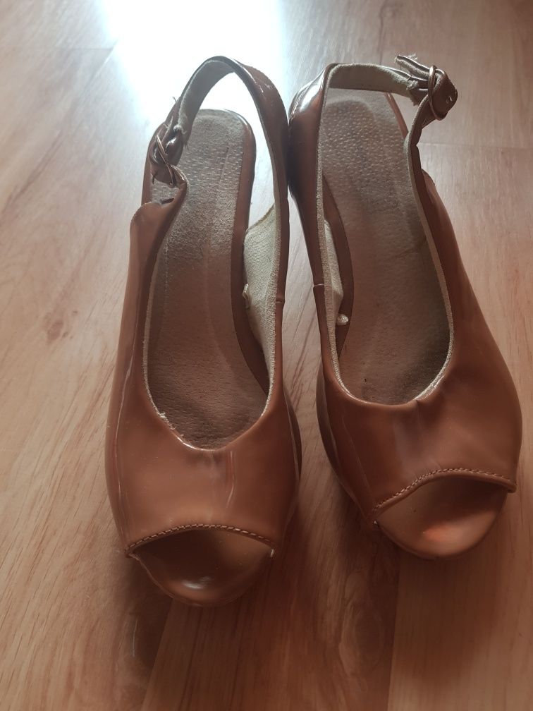 Buty damskie na lekkiej koturnie rozmiar 38