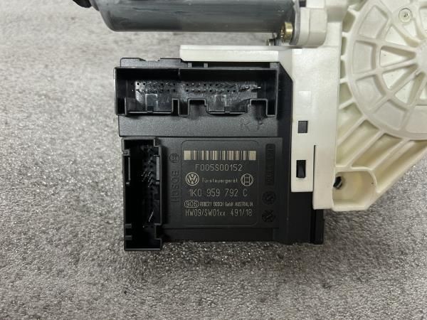 Motor vidro frente esquerdo VOLKSWAGEN Golf V (1K1)