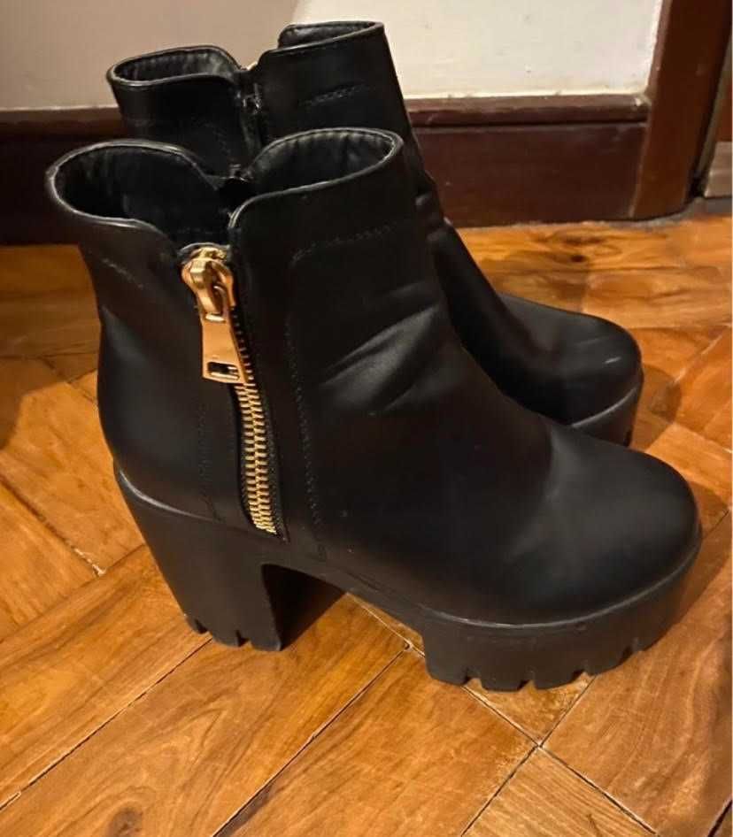 Botas de tornozelo com tacão Pretas