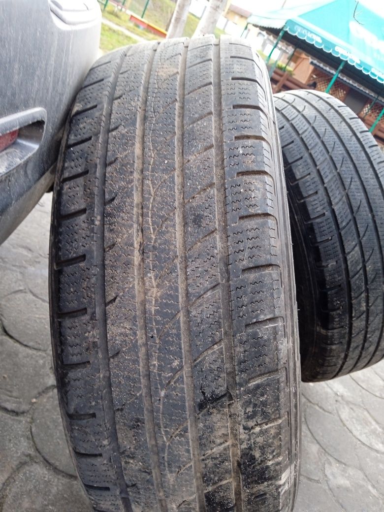 Резина зимова 245/70r16.