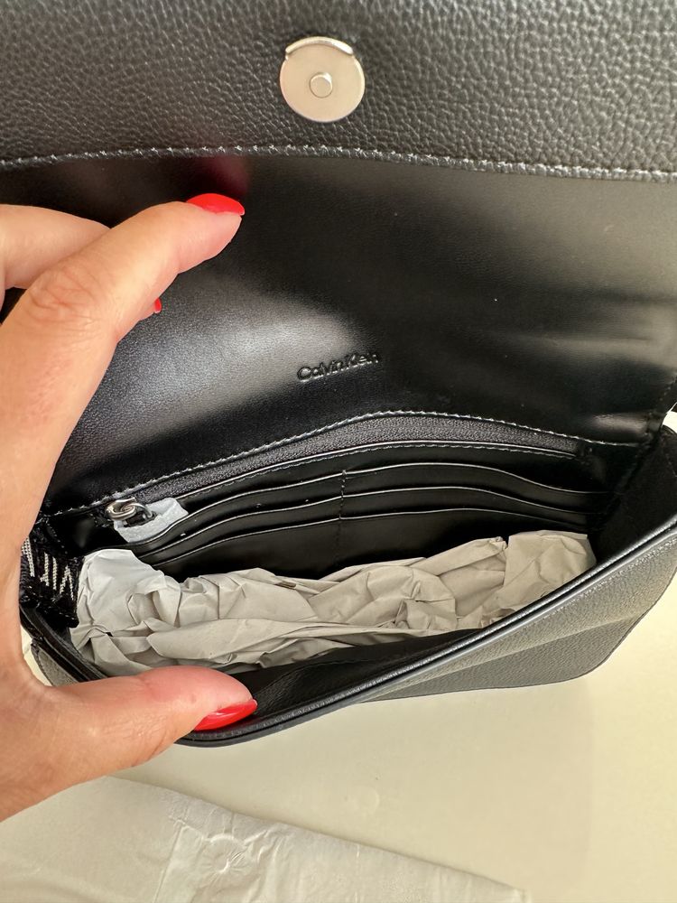 Чорна жіноча сумочка кросбоді Calvin Klein