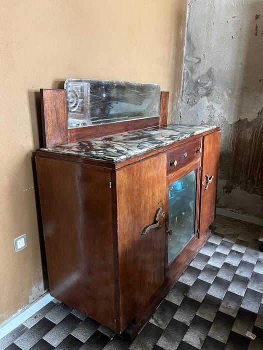 Aparador com tampo de mármore