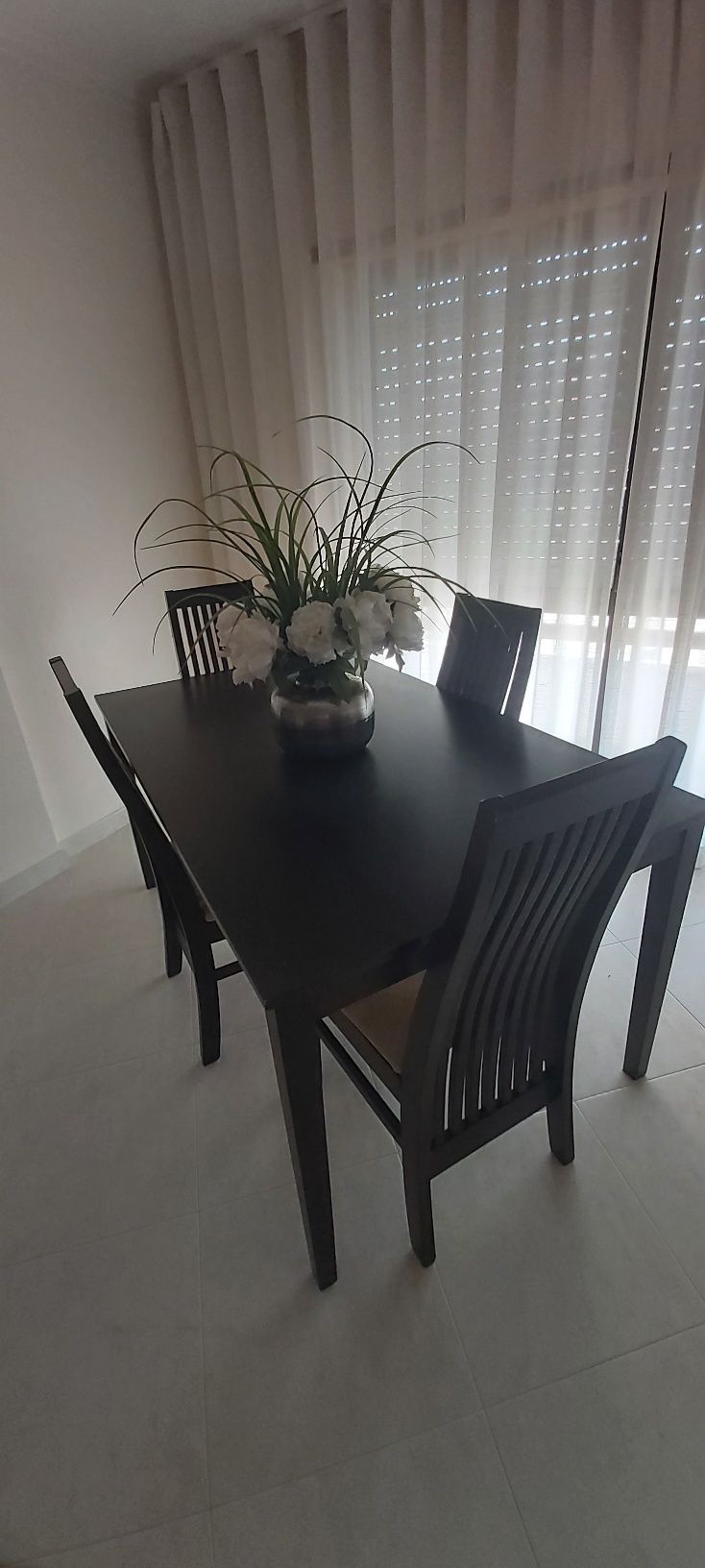 Vendo mesa e cadeiras de jantar